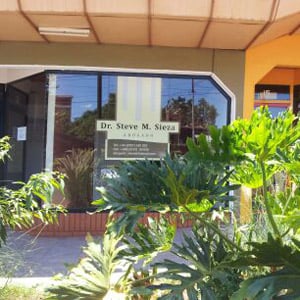 Próximo às Cataratas do Iguaçu, as folhagens verdes ficam refletidas no vidro espelhado do escritório em Puerto Iguazu, Argentina. 